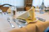Festlich gedeckter Tisch im Restaurant Bürgerstube in Velbert mit gefalteter Serviette und Besteck