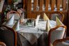 Festlich gedeckter Tisch im Restaurant Bürgerstube in Velbert mit Servietten und Blumendekoration